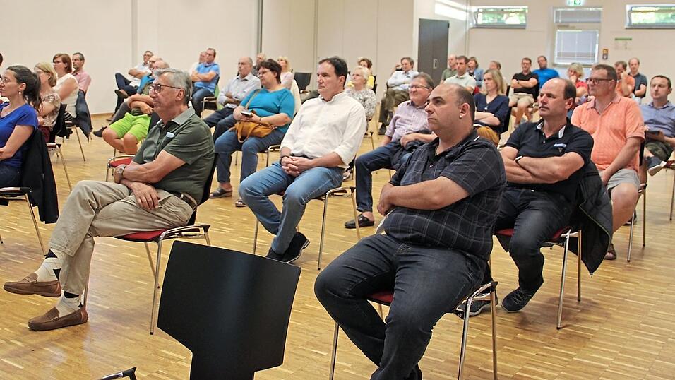 Die interessierten Bürger stellten viele Detailfragen. Die interessierten Bürger stellten viele Detailfragen.