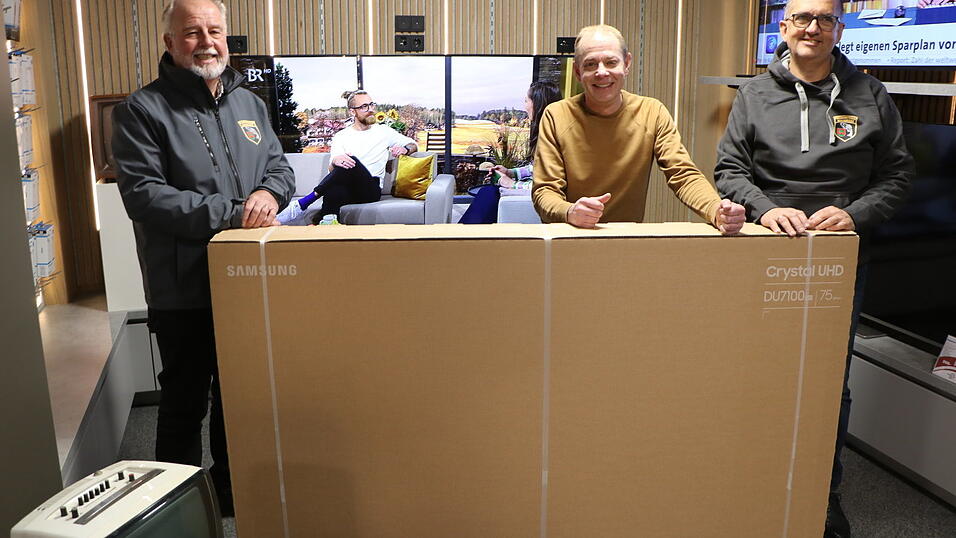 Ein großes Teil ist der 3. Preis, ein Smart-TV, den Bachner Home-Geschäftsführer Martin Schmidt (Mitte) Fischerchef Bernd Schwab (rechts) und Thomas Glaß präsentiert. Ein großes Teil ist der 3. Preis, ein Smart-TV, den Bachner Home-Geschäftsführer Martin Schmidt (Mitte) Fischerchef Bernd Schwab (rechts) und Thomas Glaß präsentiert.