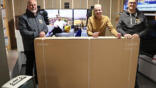 Ein großes Teil ist der 3. Preis, ein Smart-TV, den Bachner Home-Geschäftsführer Martin Schmidt (Mitte) Fischerchef Bernd Schwab (rechts) und Thomas Glaß präsentiert. Ein großes Teil ist der 3. Preis, ein Smart-TV, den Bachner Home-Geschäftsführer Martin Schmidt (Mitte) Fischerchef Bernd Schwab (rechts) und Thomas Glaß präsentiert.