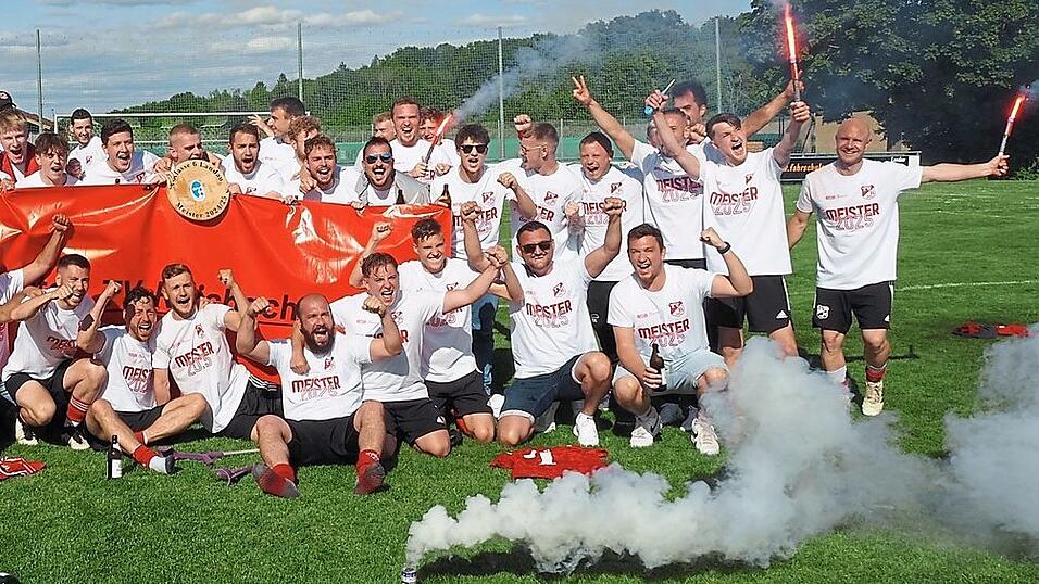 Endlich darf der TV Reisbach den Aufstieg feiern und das gleichzeitig mit dem Meistertitel. Endlich darf der TV Reisbach den Aufstieg feiern und das gleichzeitig mit dem Meistertitel.