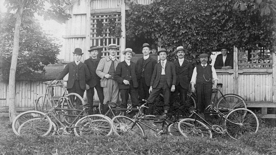Sonntagsausflug mit dem Rad nach Vilzing. Xaver Haertle war selbst bei solchen Touren dabei und hat das Geschehen mit seiner Kamera eingefangen.