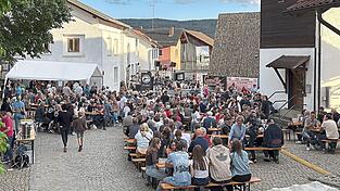 Die Ortsmitte war schon vor dem offiziellen Beginn voll besetzt. Die Ortsmitte war schon vor dem offiziellen Beginn voll besetzt.