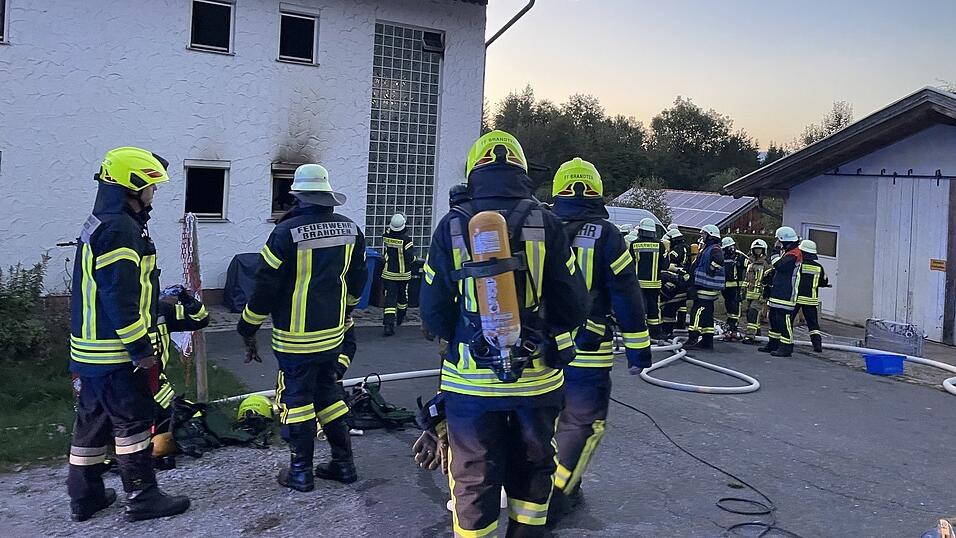 Gut 100 Einsatzkr&auml;fte aus dem Zwiesler Winkel r&uuml;ckten nach Lindberg aus.