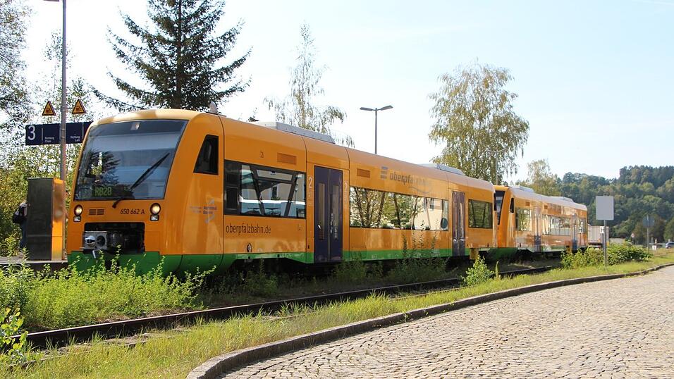 Ab Montag, 13. Oktober, fährt für mehrere Wochen kein Zug mehr von Bad Kötzting nach Lam. Ab Montag, 13. Oktober, fährt für mehrere Wochen kein Zug mehr von Bad Kötzting nach Lam.