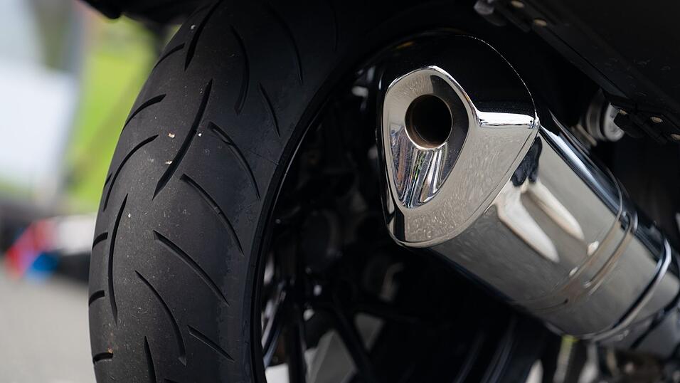 Der eifers&uuml;chtige Motorradfahrer folgt dem jungen Paar und attackiert schlie&szlig;lich den Fahrer des anderen Motorrads. (Symbolbild)