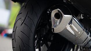 Der eifers&uuml;chtige Motorradfahrer folgt dem jungen Paar und attackiert schlie&szlig;lich den Fahrer des anderen Motorrads. (Symbolbild)