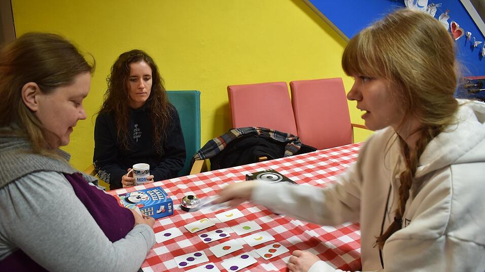 „Halli galli“ ist ein schnelles und lebhaftes Spiel - hier mit Dorothea Schmidt (rechts). „Halli galli“ ist ein schnelles und lebhaftes Spiel - hier mit Dorothea Schmidt (rechts).