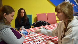 „Halli galli“ ist ein schnelles und lebhaftes Spiel - hier mit Dorothea Schmidt (rechts). „Halli galli“ ist ein schnelles und lebhaftes Spiel - hier mit Dorothea Schmidt (rechts).
