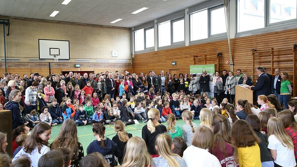 Groß war der Andrang beim Tag der offenen Tür des St.-Gotthard-Gymnasiums in Niederalteich. Groß war der Andrang beim Tag der offenen Tür des St.-Gotthard-Gymnasiums in Niederalteich.