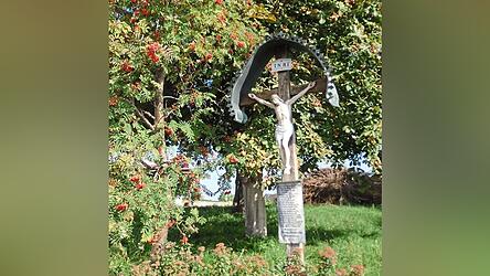 Am südlichen Zugang zum Riedhof steht dieses Feldkreuz.