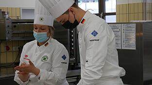 Team-Kapitänin Anne Kratz spricht mit Mannschaftsmitglied Paul Jahn. Sie kocht sonst in Köln, er in Berlin. Team-Kapitänin Anne Kratz spricht mit Mannschaftsmitglied Paul Jahn. Sie kocht sonst in Köln, er in Berlin.