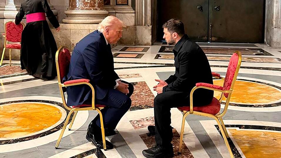 US-Pr&auml;sident Donald Trump und der ukrainische Pr&auml;sident Wolodymyr Selenskyj (r.) haben sich am Rande der Beerdigung von Papst Franziskus im Petersdom unterhalten.