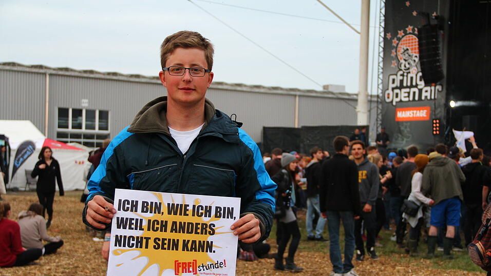 Die Besucher des Pfingst-Open-Airs in Salching sind schon in Feierlaune, aufgenommen von David Voltz am Freitag. Die Besucher des Pfingst-Open-Airs in Salching sind schon in Feierlaune, aufgenommen von David Voltz am Freitag.