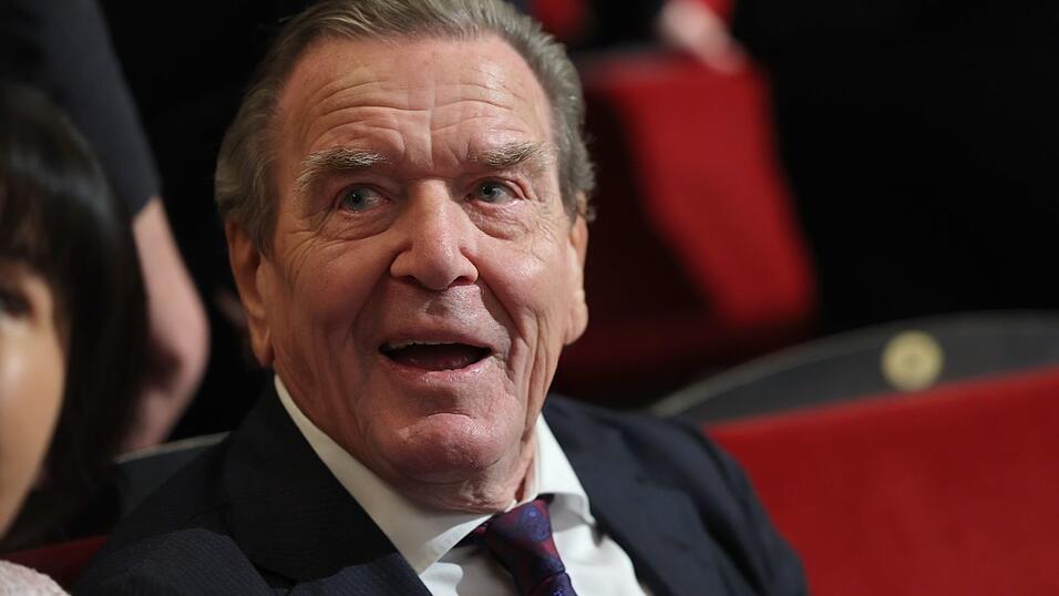 Ex-Kanzler Gerhard Schröder wird im Untersuchungsausschuss des Schweriner Landtags zur Erdgasleitung Nord Stream 2 als Zeuge befragt. (Archivbild) Ex-Kanzler Gerhard Schröder wird im Untersuchungsausschuss des Schweriner Landtags zur Erdgasleitung Nord Stream 2 als Zeuge befragt. (Archivbild)