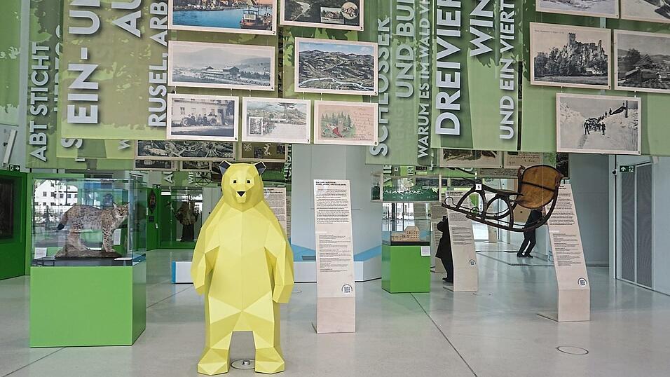 Das Foyer im Haus der Bayerischen Geschichte sieht deutlich anders aus mit der Ausstellung.