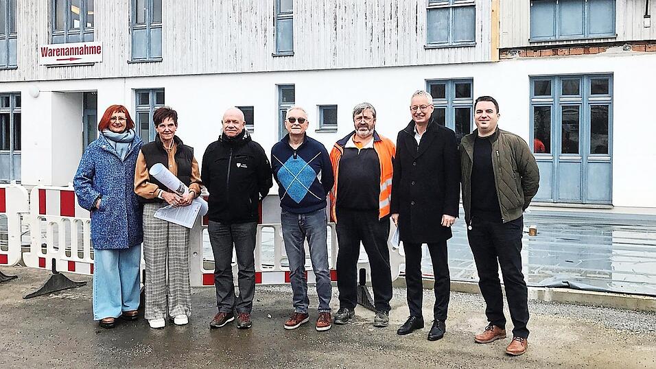 Informierten Oberb&uuml;rgermeister Markus Pannermayr (2.v.r.) am Bauhof &uuml;ber die geplanten Sanierungsarbeiten (v.l.): Cristina Pop, Angela Hofbauer, Klaus Reisinger, Klaus Stegmann, Marcus K&ouml;nig und Roland Sandl.