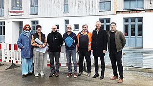 Informierten Oberb&uuml;rgermeister Markus Pannermayr (2.v.r.) am Bauhof &uuml;ber die geplanten Sanierungsarbeiten (v.l.): Cristina Pop, Angela Hofbauer, Klaus Reisinger, Klaus Stegmann, Marcus K&ouml;nig und Roland Sandl.