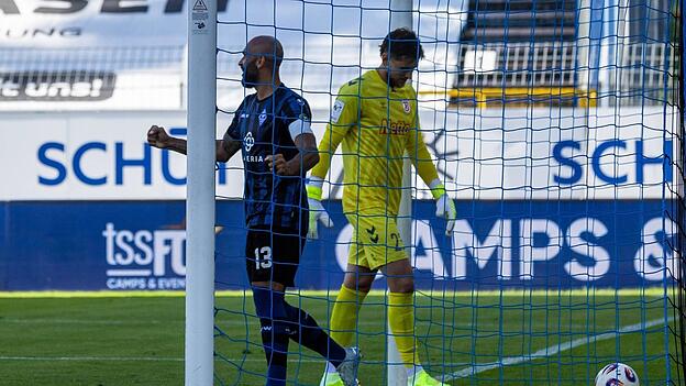 Pollersbeck-Comeback mit Beigeschmack: Beim Saisondeb&uuml;t unterl&auml;uft dem lange verletzten Jahn-Keeper ein folgenschweres Missgeschick, als ihm der Ball unter der Sohle durchrutscht. Das Eigentor, das Waldhof-St&uuml;rmer Terrence Boyd (l.) erfreut, wird letztlich Adrian Fein f&uuml;r seinen verungl&uuml;ckten R&uuml;ckpass zugeschrieben.&nbsp;