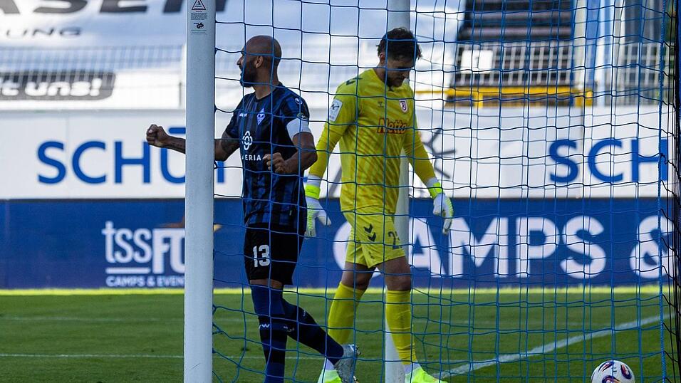 Pollersbeck-Comeback mit Beigeschmack: Beim Saisondeb&uuml;t unterl&auml;uft dem lange verletzten Jahn-Keeper ein folgenschweres Missgeschick, als ihm der Ball unter der Sohle durchrutscht. Das Eigentor, das Waldhof-St&uuml;rmer Terrence Boyd (l.) erfreut, wird letztlich Adrian Fein f&uuml;r seinen verungl&uuml;ckten R&uuml;ckpass zugeschrieben.&nbsp;