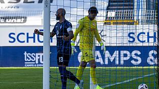 Pollersbeck-Comeback mit Beigeschmack: Beim Saisondeb&uuml;t unterl&auml;uft dem lange verletzten Jahn-Keeper ein folgenschweres Missgeschick, als ihm der Ball unter der Sohle durchrutscht. Das Eigentor, das Waldhof-St&uuml;rmer Terrence Boyd (l.) erfreut, wird letztlich Adrian Fein f&uuml;r seinen verungl&uuml;ckten R&uuml;ckpass zugeschrieben.&nbsp;