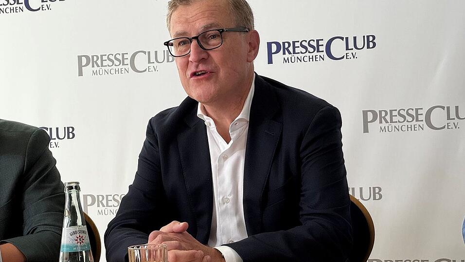 Jan-Christian Dreesen und der FC Bayern verlängern die Zusammenarbeit. (Archivbild) Jan-Christian Dreesen und der FC Bayern verlängern die Zusammenarbeit. (Archivbild)