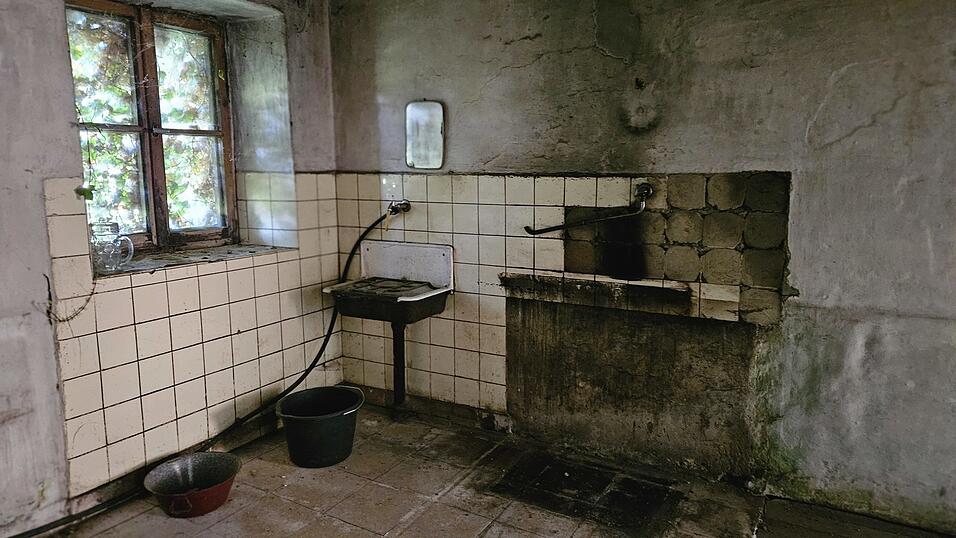 Wo einst die Küche im alten Gnadlhof war. Hier kochte Anna Gnadl damals eine dünne Suppe und Tee für die Versteckten. Wo einst die Küche im alten Gnadlhof war. Hier kochte Anna Gnadl damals eine dünne Suppe und Tee für die Versteckten.