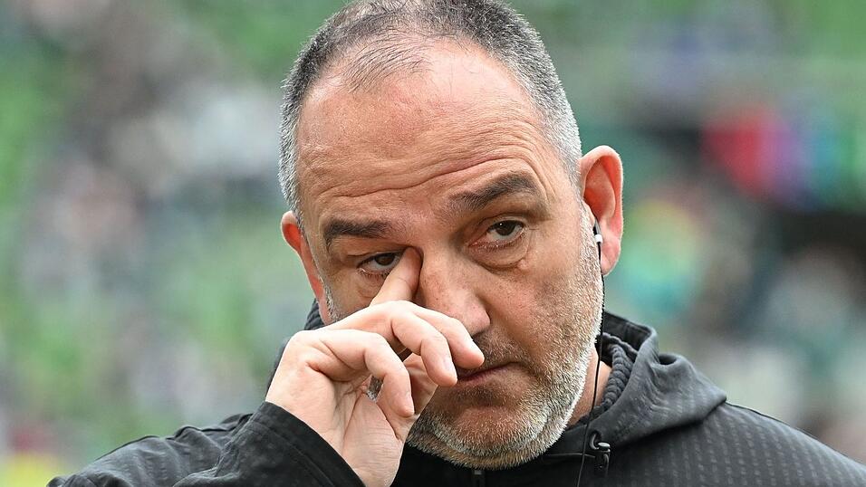 Es wird immer enger für seine Mannschaft: Heidenheims Trainer Frank Schmidt Es wird immer enger für seine Mannschaft: Heidenheims Trainer Frank Schmidt