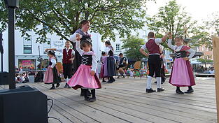 Die Waldler-Kindertanzgruppe eröffnete die Veranstaltung mit der „Duscherl Polka“ und „Es klappert die Mühle“. Die Waldler-Kindertanzgruppe eröffnete die Veranstaltung mit der „Duscherl Polka“ und „Es klappert die Mühle“.