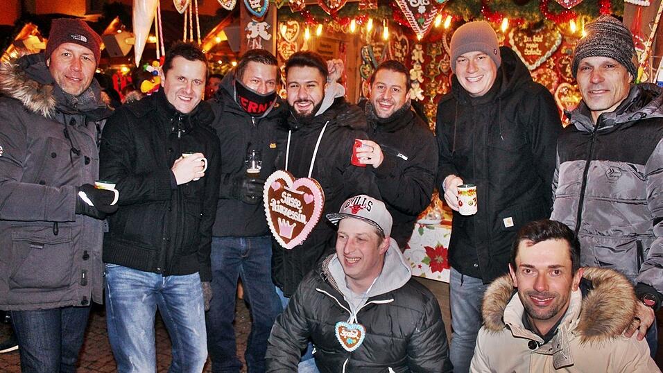 Auch am Samstag, 15. Dezember, strömten wieder etliche Besucher aus Landshut und Umgebung zur Weihnachtspyramide am Alten Viehmarkt. Auch am Samstag, 15. Dezember, strömten wieder etliche Besucher aus Landshut und Umgebung zur Weihnachtspyramide am Alten Viehmarkt.