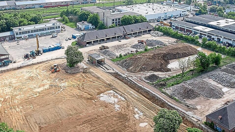 Das Areal der ehemaligen Prinz-Leopold-Kaserne: Blick auf einen Teil der Fläche, auf dem die Baufeldfreimachung abgeschlossen ist. Im Hintergrund die Hallen für die sozio-kulturelle Zwischennutzung, die noch bis Ende 2024 stehen bleiben, vielleicht auch länger.