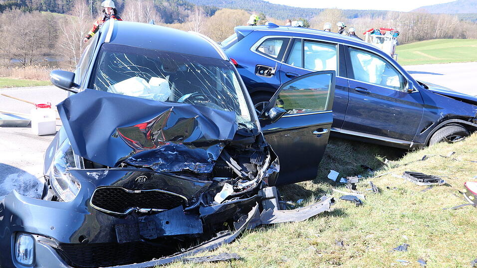 Die beiden Autos landeten mit Totalschaden im Graben.