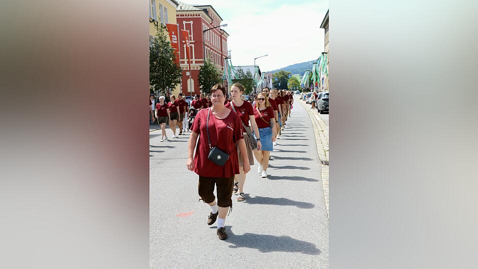 An der Spitze Ritterinnen-Mutter Marion Buschek. An der Spitze Ritterinnen-Mutter Marion Buschek.