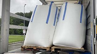Die 'Big Bags' mit jeweils 1.250 Kilogramm standen im Lastwagen schief. Die 'Big Bags' mit jeweils 1.250 Kilogramm standen im Lastwagen schief.