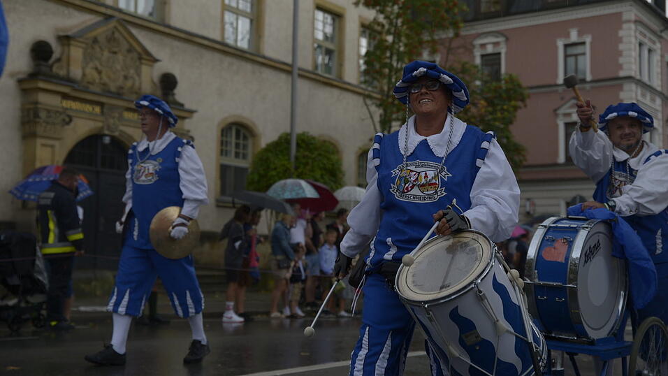 Zahlreiche Musik- und Trachtengruppen zogen nach dreij&auml;hriger Pause am Freitagabend zum Festplatz Am Hagen.&nbsp;