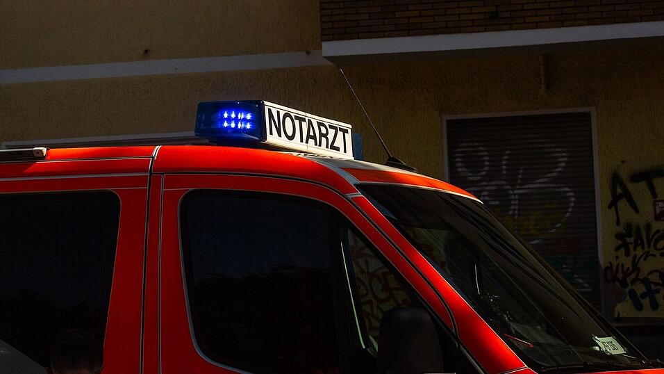 Die Seniorin brach sich bei dem Sturz aus dem Bus vermutlich die Hüfte. (Symbolbild) Die Seniorin brach sich bei dem Sturz aus dem Bus vermutlich die Hüfte. (Symbolbild)