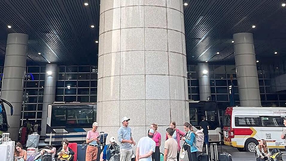 Wegen des Kriegs im Nahen Osten ist ein Teil des Jugendblasorchesters Marktoberdorf in Malaysia gestrandet. Am Flughafen in Kuala Lumpur warteten sie drei Stunden auf einen Bus, der sie in ein Hotel brachte.