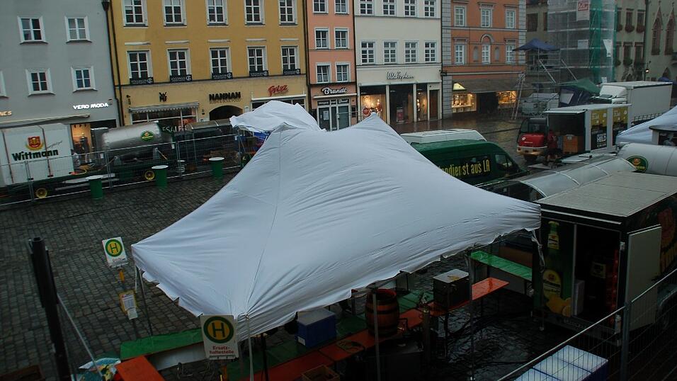 Hier sollen heute eigentlich 'Revolverheld' auftreten, doch angesichts des Starkregens droht das Konzert buchst&auml;blich ins Wasser zu fallen.