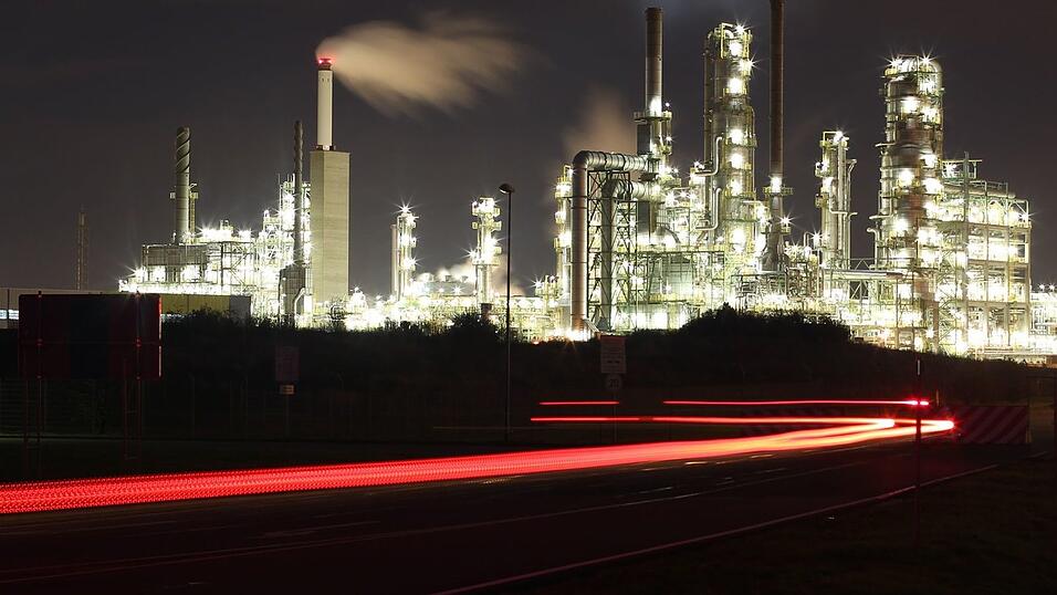 Erdölraffinerie bei Nacht: In fossile Energie wurde lange Zeit kaum noch investiert.