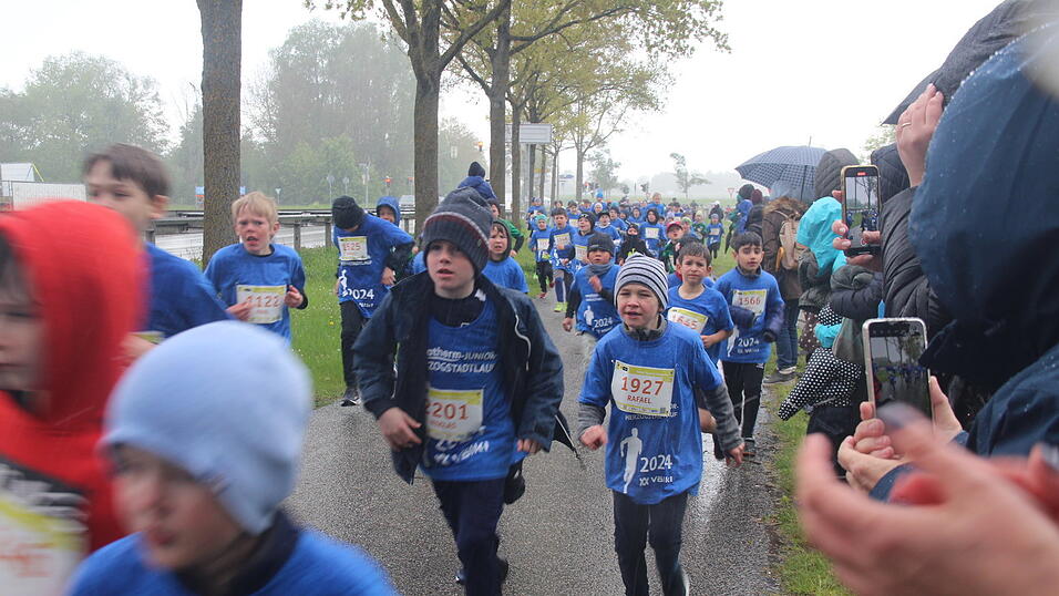 Nasskaltes Aprilwetter lässt die jungen Straubinger Läufer kalt.