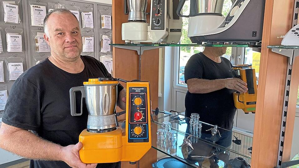 Alexander Schneller zeigt den ersten Thermomix 3000, der noch vor seinem Start in Deutschland in Frankreich Anfang der 80er Jahre auf den Markt kam. Alexander Schneller zeigt den ersten Thermomix 3000, der noch vor seinem Start in Deutschland in Frankreich Anfang der 80er Jahre auf den Markt kam.