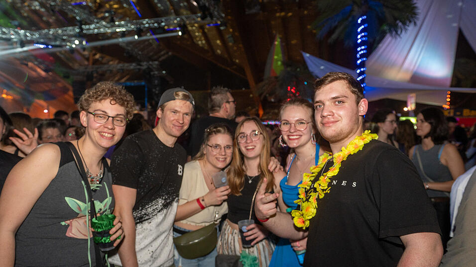 Die besten Bilder vom Samstag zeigen Tanzen und jede Menge Spaß. Die besten Bilder vom Samstag zeigen Tanzen und jede Menge Spaß.