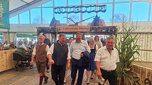 Ganz ungewöhnlich für einen Thüringer: Mit dem bayerischen Defiliermarsch wurde Prof. Dr. Mario Voigt (3. v. l.) im Bierzelt empfangen.