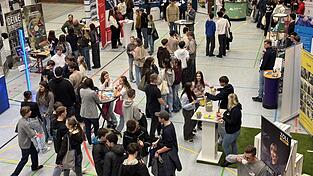 Viele Schüler kamen in die Aula der Realschule. Auch Mittelschüler und erstmals Gymnasiasten schauten vorbei. Viele Schüler kamen in die Aula der Realschule. Auch Mittelschüler und erstmals Gymnasiasten schauten vorbei.