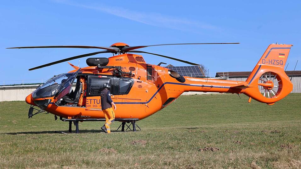 Bei einem Unfall mit drei Fahrzeugen auf einer Kreisstra&szlig;e bei Isen sind zwei Menschen verletzt worden. Ein Autofahrer soll beim &Uuml;berholen ein entgegenkommendes Fahrzeug &uuml;bersehen haben.