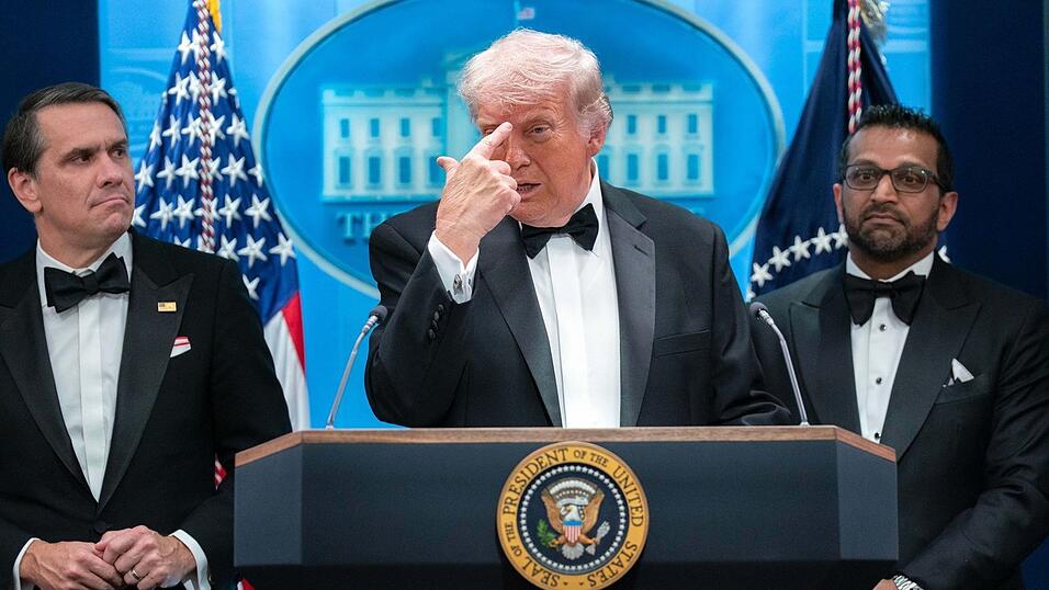 US-Pr&auml;sident Trump trat nach dem Vorfall im Smoking vor die Presse.