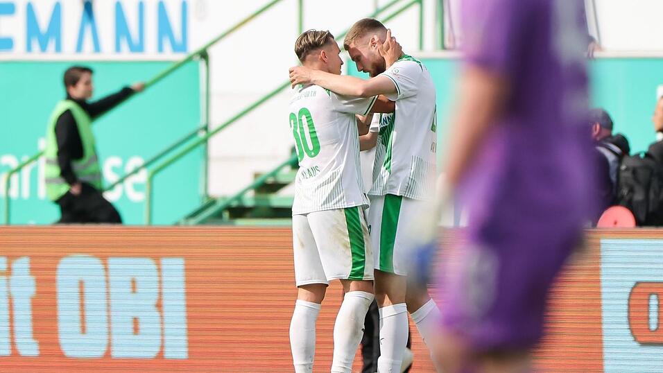 Für die Spieler von Greuther Fürth geht es in die Relegation. Für die Spieler von Greuther Fürth geht es in die Relegation.