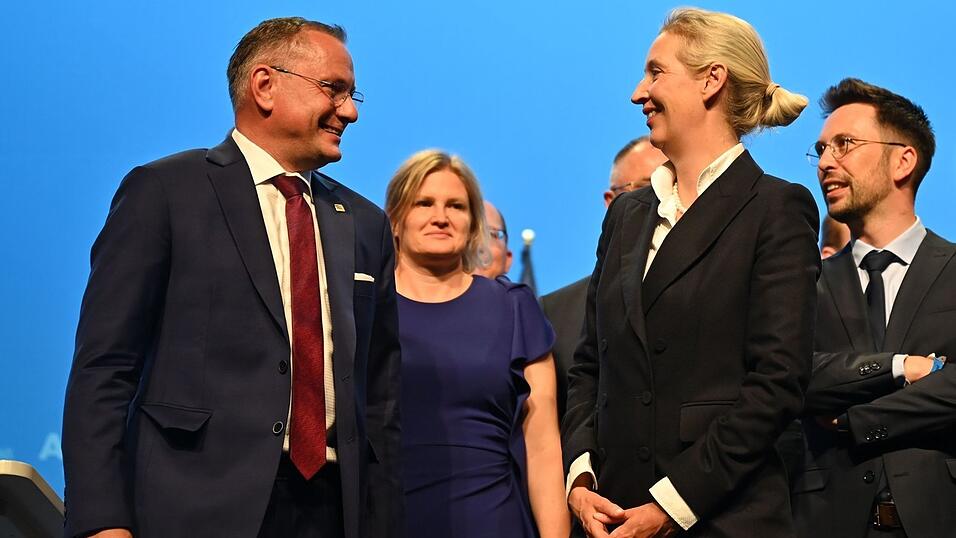 Das Spitzen-Duo Tino Chrupalla und Alice Weidel wird erneut bestätigt. Das Spitzen-Duo Tino Chrupalla und Alice Weidel wird erneut bestätigt.