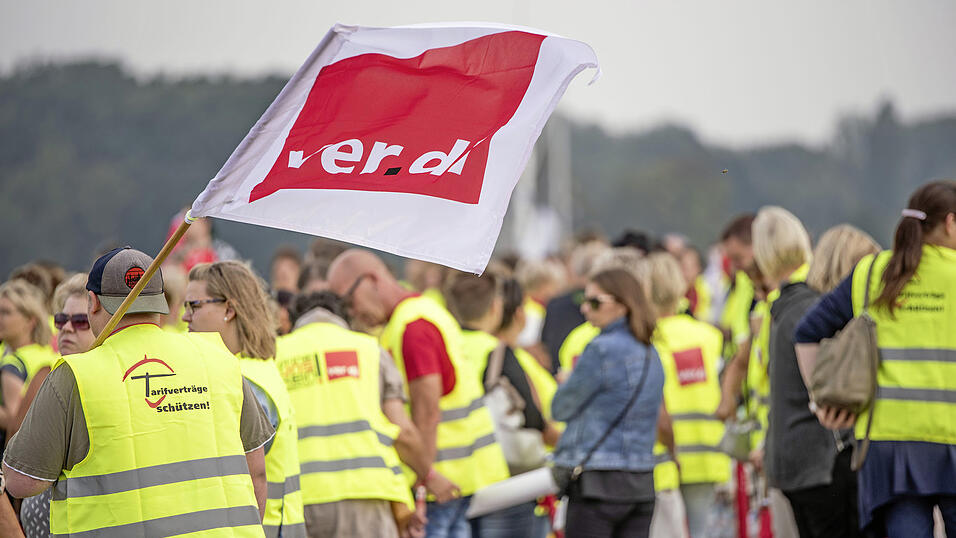 Die Gewerkschaft Verdi lässt im Tarifkonflikt im bayerischen Großhandel nicht locker. Für Mittwochmorgen ruft sie die Beschäftigten des Edeka-Logistikstandortes in Straubing zum Streik auf. (Symbolbild) Die Gewerkschaft Verdi lässt im Tarifkonflikt im bayerischen Großhandel nicht locker. Für Mittwochmorgen ruft sie die Beschäftigten des Edeka-Logistikstandortes in Straubing zum Streik auf. (Symbolbild)
