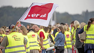 Die Gewerkschaft Verdi l&auml;sst im Tarifkonflikt im bayerischen Gro&szlig;handel nicht locker. F&uuml;r Mittwochmorgen ruft sie die Besch&auml;ftigten des Edeka-Logistikstandortes in Straubing zum Streik auf. (Symbolbild)