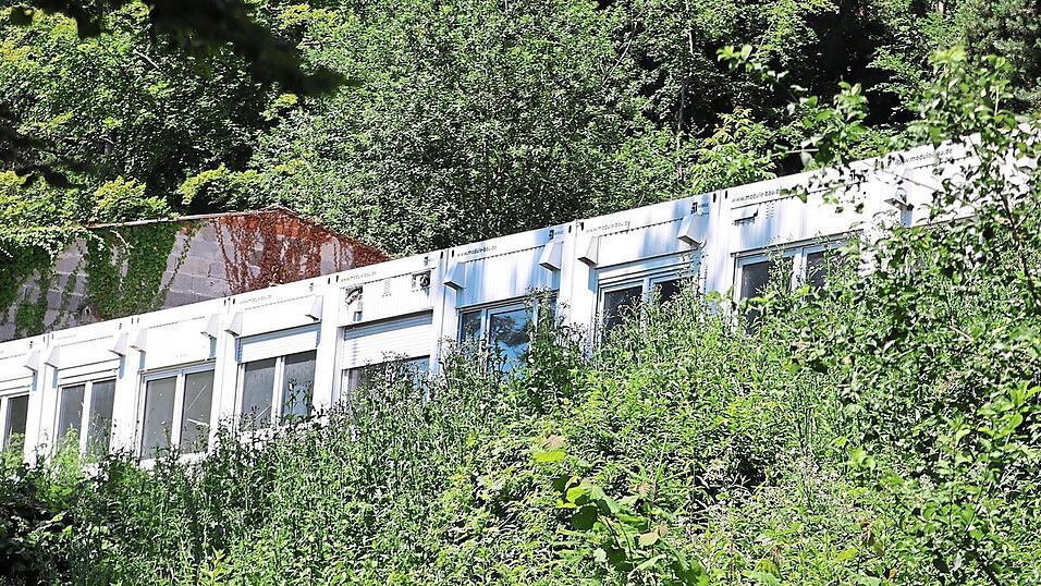 Mittlerweile stehen oben auf dem Dachsberg neun Wohn- und ein Sanitärcontainer, in denen Asylbewerber untergebracht werden sollen. Anfang März wurden die Container ohne Baugenehmigung aufgestellt - mittlerweile ist die weiße Front jedoch legal. Mittlerweile stehen oben auf dem Dachsberg neun Wohn- und ein Sanitärcontainer, in denen Asylbewerber untergebracht werden sollen. Anfang März wurden die Container ohne Baugenehmigung aufgestellt - mittlerweile ist die weiße Front jedoch legal.